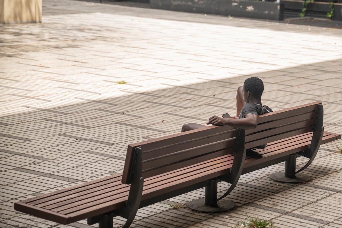 anam_cid's tweet card. Extrabajadores y adolescentes hablan de violencia y cuartos de aislamiento y describen a los cuidadores como matones. Con 150 millones de euros en adjudicaciones desde 2023, el Gobierno de Canarias...