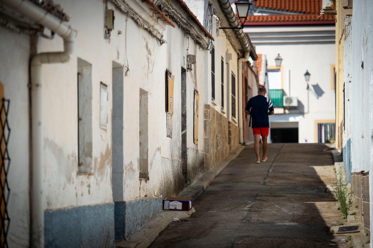 anam_cid's tweet card. EL PAÍS reconstruye la investigación de este delito de aporofobia en Torres de la Alameda, en el que los agentes actuaron de oficio porque las víctimas, que llevan años sufriéndolo, no denunciaron