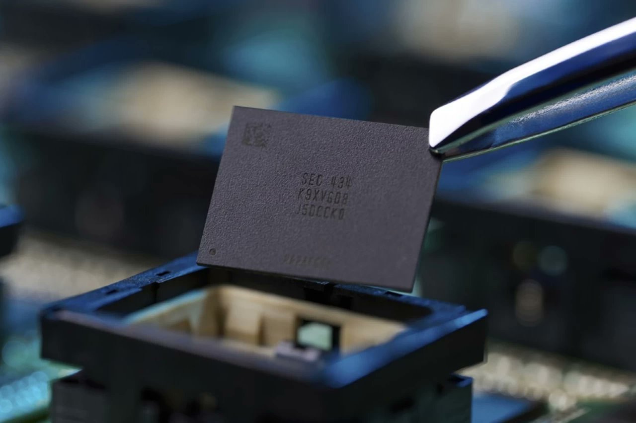 NeowinFeed's tweet card. Samsung inked a lucrative $16.5 billion chip supply deal with a major global company. The buyer's name remains unknown.