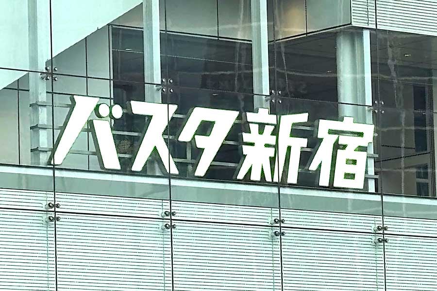 merkmaljp's tweet card. 全国的に進む「バスタ」開発。鉄道やタクシーとの接続強化、利便性向上を目指すこの取り組みは、観光や地域活性化にも貢献。新宿の「バスタ新宿」では1日約2万5000人が利用、今後は全国7カ所で開業予定。公共交通の未来を担う高速バス拠点の進化を追う。