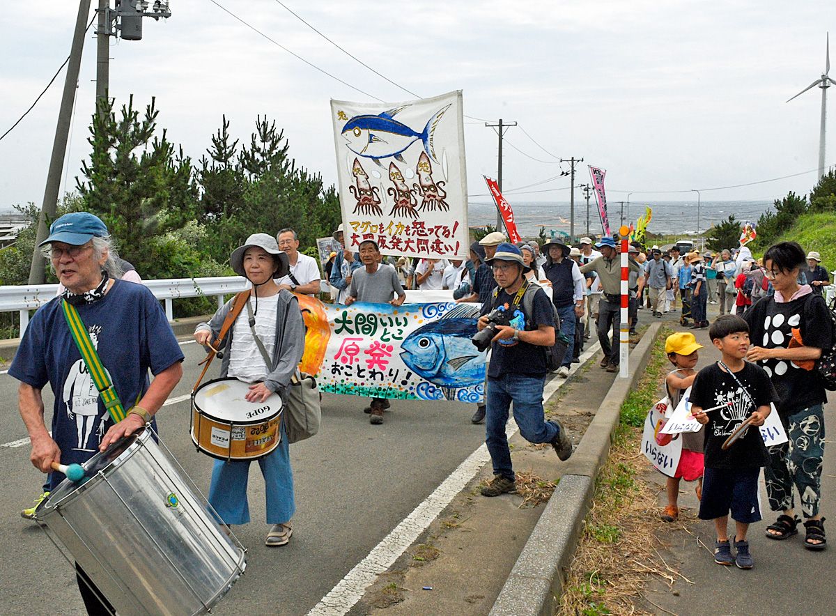 t2hairo's tweet card. 電源開発（Jパワー）の大間原発建設に反対する市民団体などは27日、青森県大間町の同原発敷地に隣接する反対派共有地で現地集会を開いた。県内をはじめ北海道や宮城など各地から集まった約200人（主催者発表）が原発建設や再稼働、核燃料サイクル政策の終息を求めるアピールを承認した。集会はJパワーが建設工事を開始した2008年に始まり、17回目。県労働組合総連合の奥村榮議長は「六ケ所村の核燃料再処理工場...