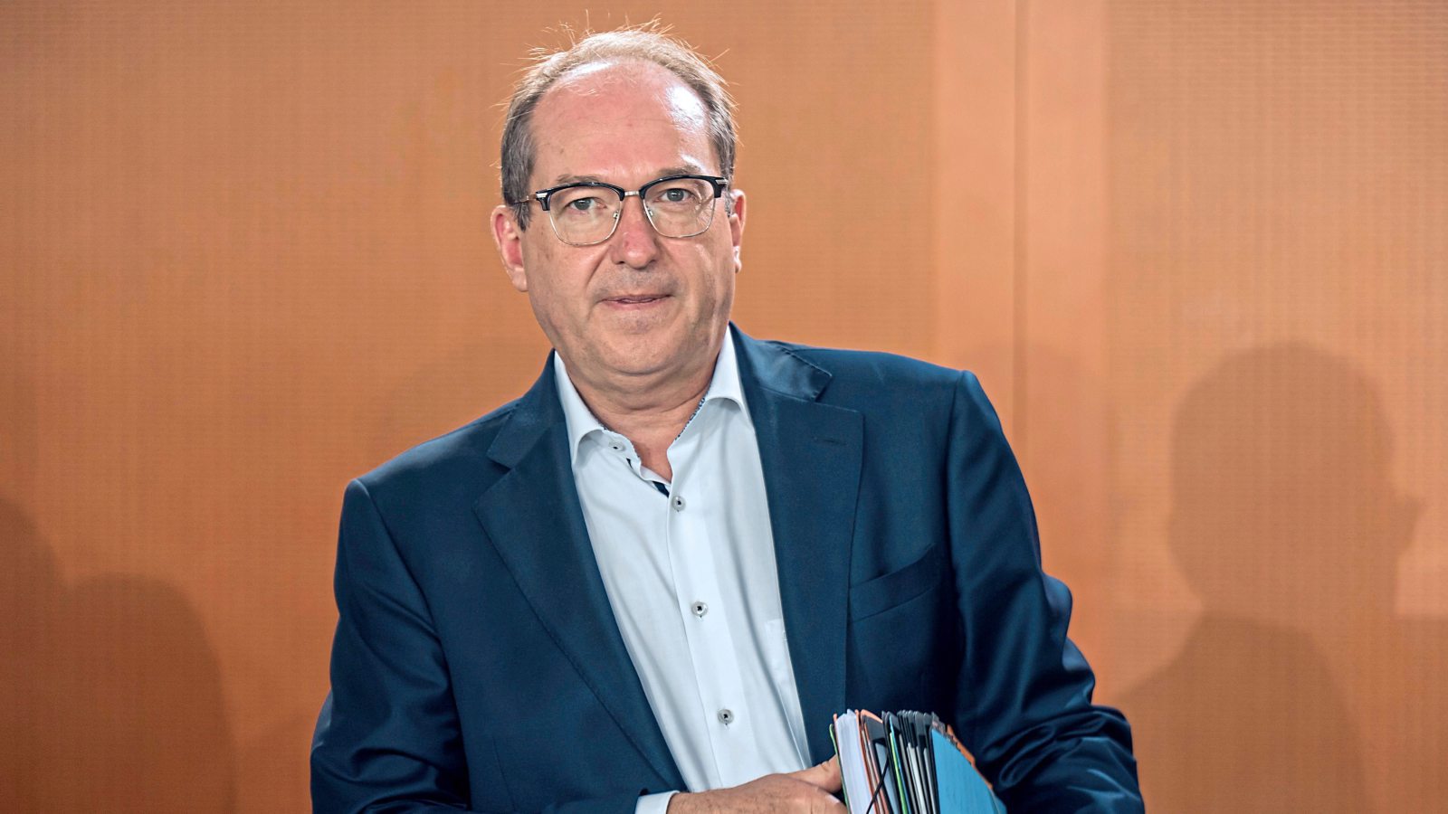 NeldaThus's tweet card. Syrer, Afghanen und Iraker können Verwandte nach Berlin holen. Doch nun hat Alexander Dobrindt (55, CSU) ein Machtwort gesprochen!