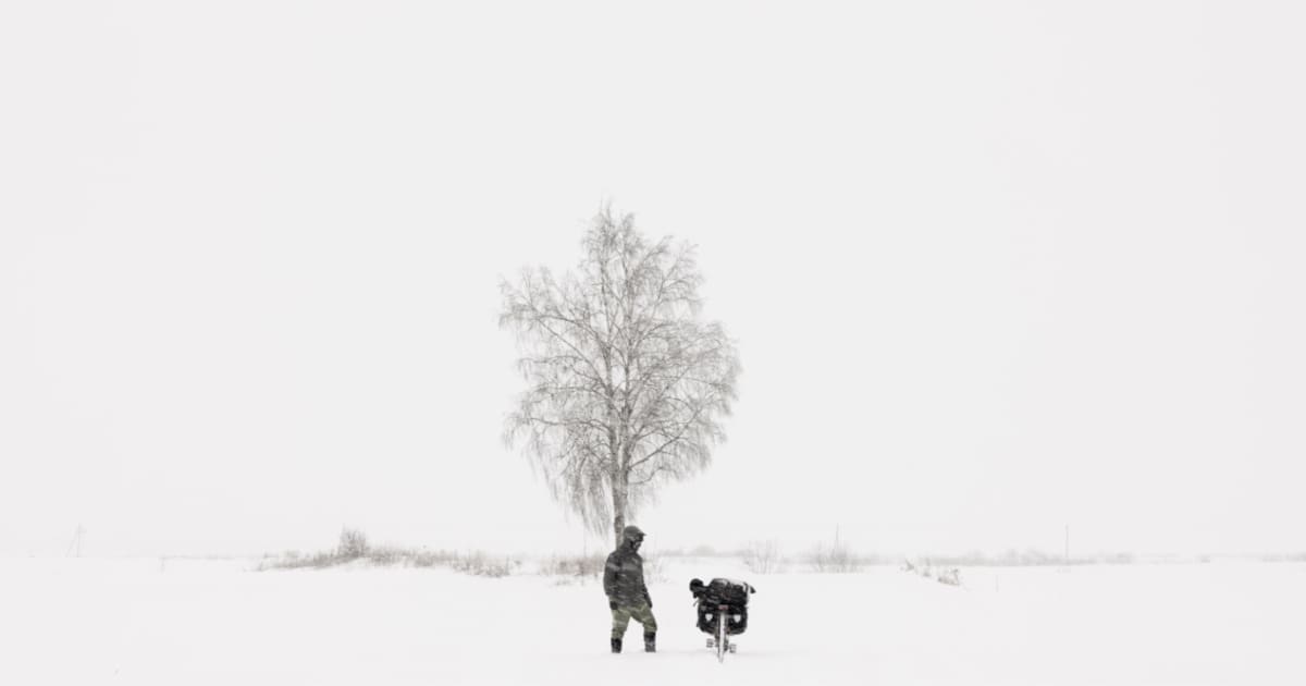 FabriceDrouzy's tweet card. Un livre et un documentaire retracent le périple à vélo de Sophie Planque et Jérémy Vaugeois dans les pays baltes durant l’hiver 2022. Ils étaient présents au Grand Bivouac cette année.