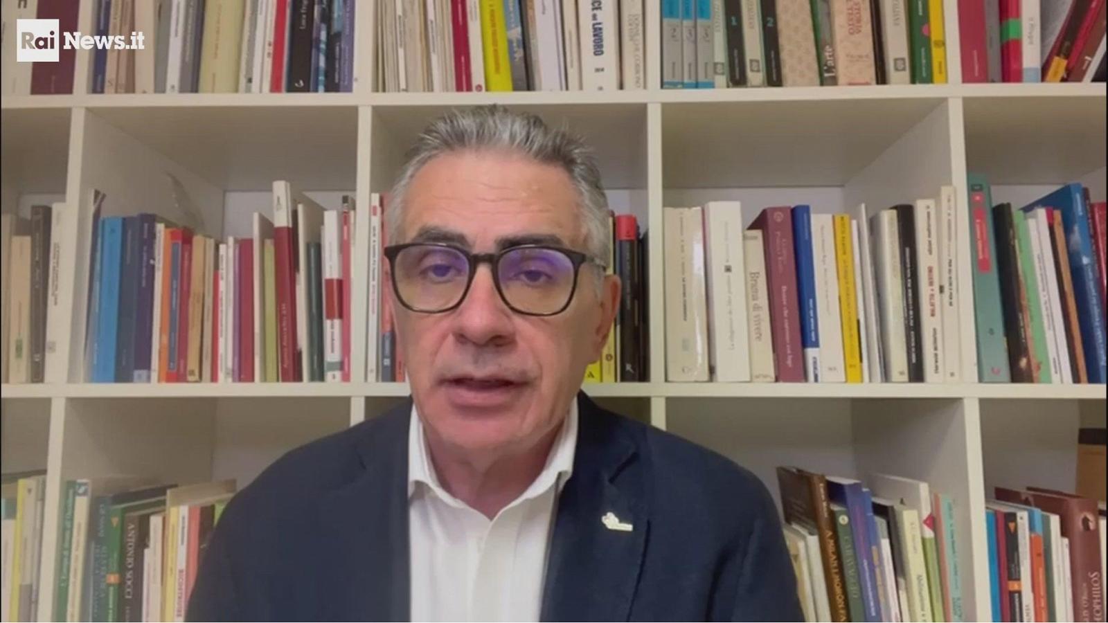 RaiNews's tweet card. Il virologo dell'università degli Studi di Milano: "La maggior parte dei pazienti non ha sintomi. Attenzione ai campanelli d'allarme. I fragili le persone più a rischio"