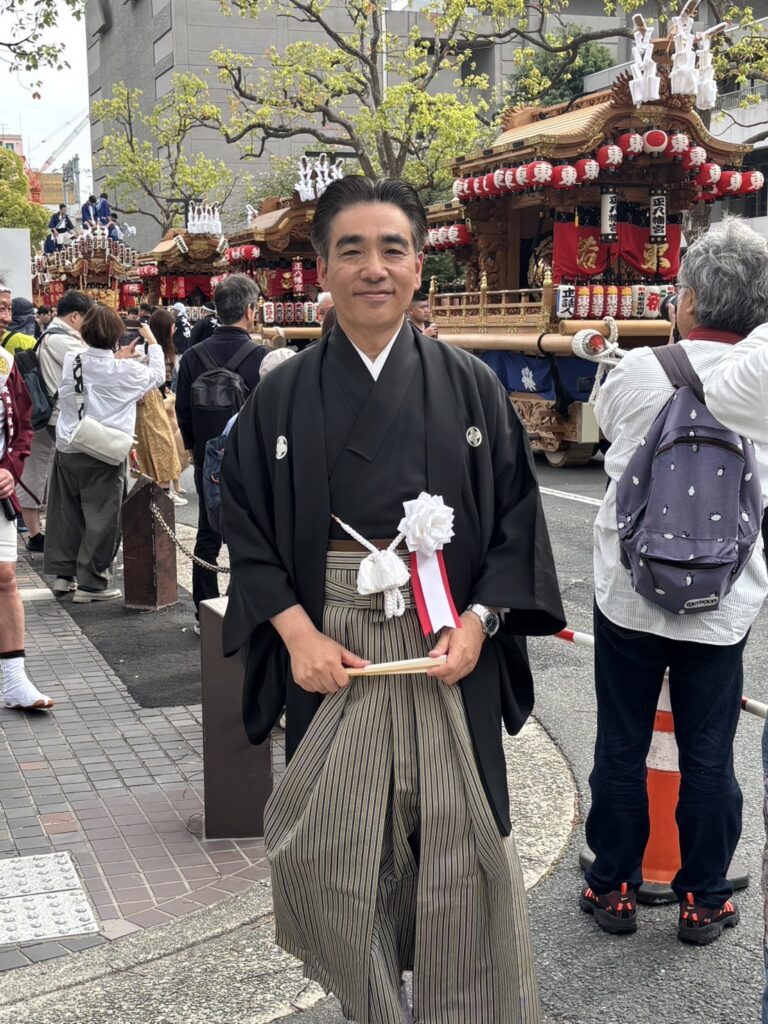 toshiro141's tweet card. ４月２０日、多くの方々の献身的なご協力のもと、西宮市制施行１００周年記念式典を開催することができました。この瞬間に、市長として立ち会わせていただけたこと、本当に幸せなことと思いましたし、改めて、文教住宅都市・西宮のパワーを実感した一日でした。式典では、これまで市政や市民生活を支えていただいた様々な地域団体の方々への感謝状を贈呈させていただくとともに、神戸女学院大学音楽学部の皆さんによるオープ...