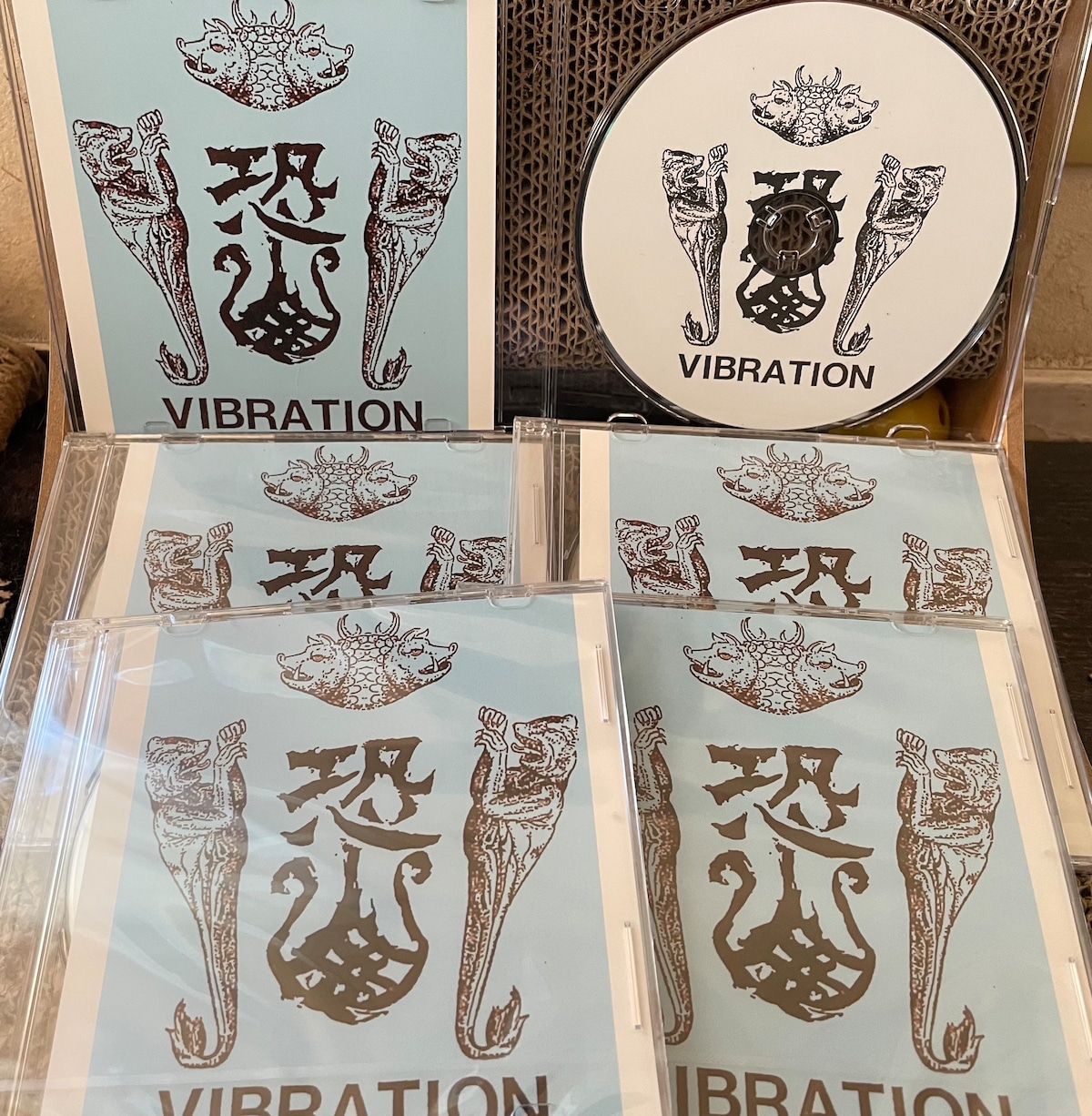 clearbody's tweet card. ペイガン・ダンス・ユニット、恐山Vibrationの1stミニ・アルバムCD。5トラック入。持田保、DJ TKD、ケロッピー前田、剛田武、SUGIURUMM(Remix)、小長谷淳GRIM(Artwork)
