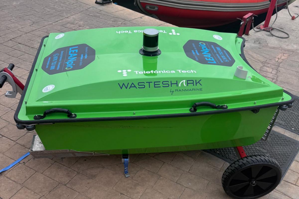 MarcaTMF's tweet card. Telefónica Tech ha diseñado un piloto con sensores e inteligencia artificial que no solo se limpia, sino que analiza y optimiza el proceso en tiempo real para combatir la contaminación marina