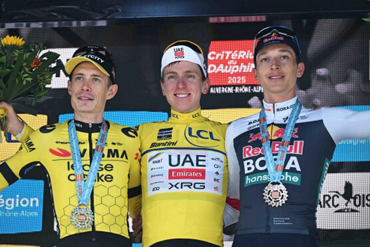 MarcaTMF's tweet card. Los tres mismos protagonistas (Pogacar, Vingegaard y Lipowitz) repiten en el podio de Dauphiné y Tour