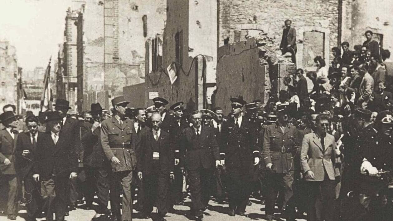 PriolG's tweet card. Passé rapidement en temps de guerre et de manière presque inconnue en juin 1940, c’est auréolé de gloire et en tant que chef du Gouvernement provisoire de la République française, que Charles...
