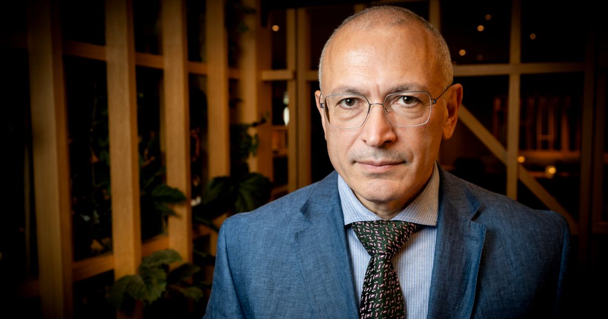SvDledare's tweet card. LEDARE. Han var en av de mäktigaste i det nya Ryssland, som blev ett hot mot Putin och tvingades tillbringa tio år i arbetsläger. Nu stöttar Michail Chodorkovskij fria medier och andra ryssar i exil.