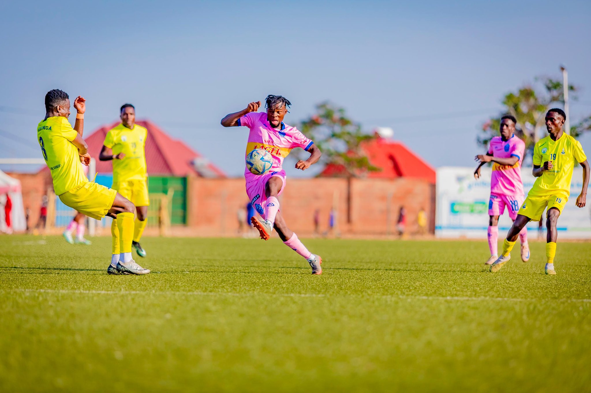 kigalitoday's tweet card. Ikipe ya Rayon Sports yatsinze AS Muhanga yagarutse muri Shampiyona y’Icyiciro cya Mbere uyu mwaka, ibitego 4-0, mu mukino wa gicuti (…)