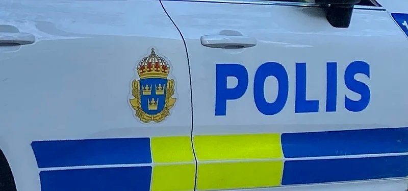 Riksstudios's tweet card. Vid 22:56-tiden under söndagen utsattes en pojke för ett rån på Kungsgårdsvägen av två män omkring 25-årsåldern. Enligt polisen tog sig männen till platsen med