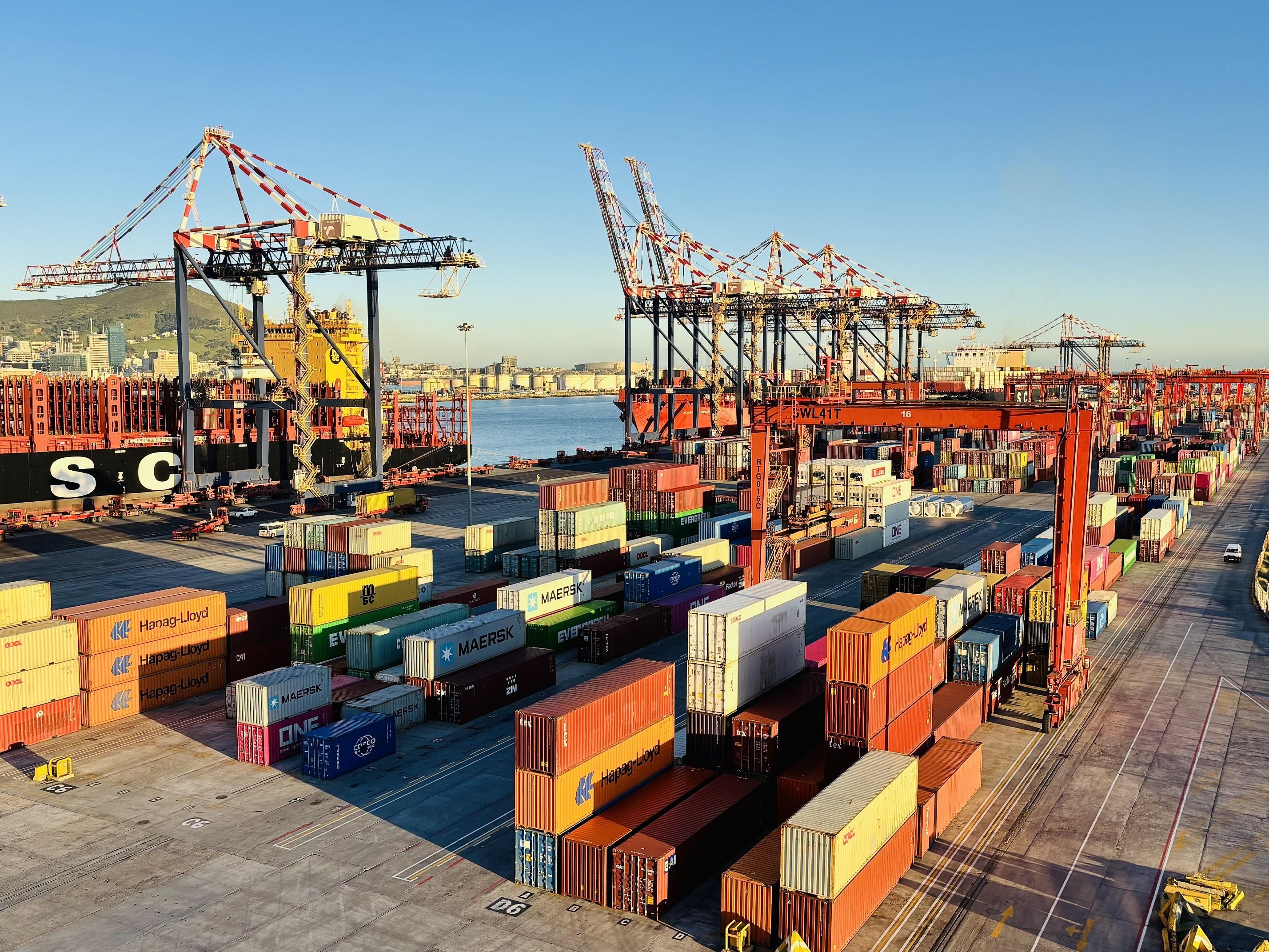 JuniorBuffett's tweet card. The Cape Town Container Terminal has made headlines by achieving a remarkable 62% above target performance, marking its highest weekly volume since March 2019. This achievement not only showcases the...