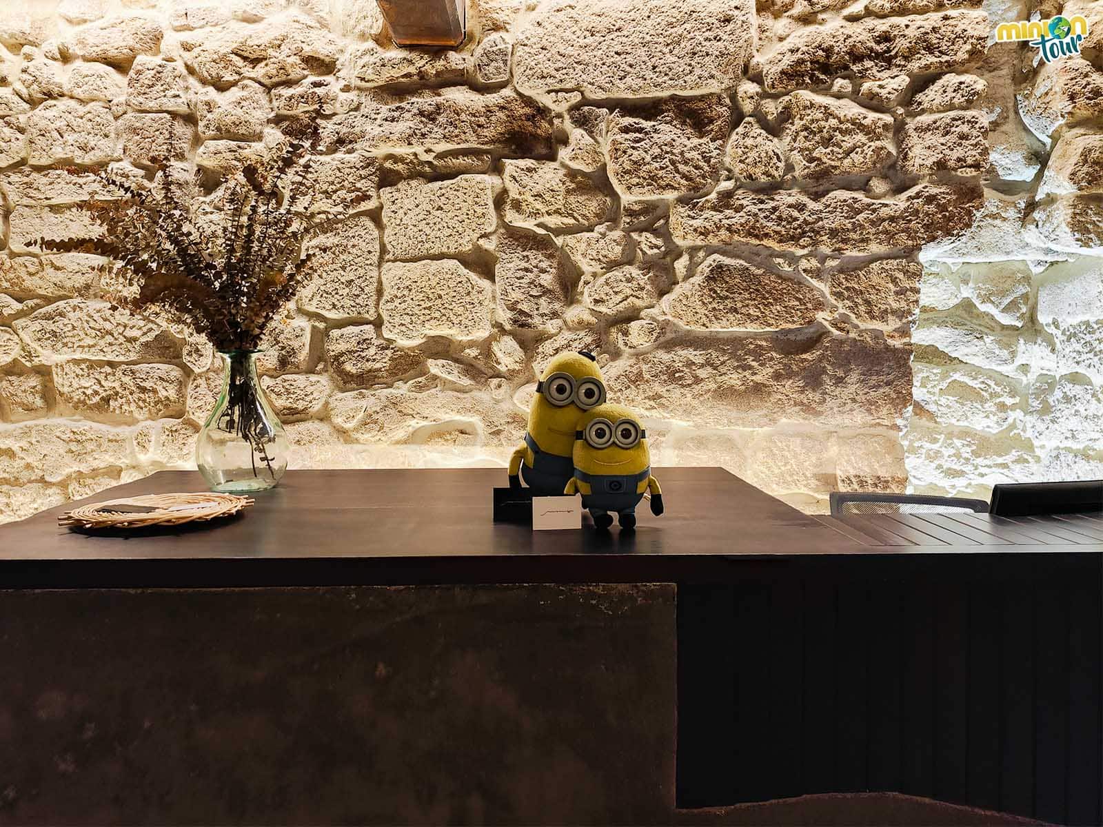 MiniOnTourES's tweet card. El Restaurante Marmurio do Río de Allariz es mucho más que un restaurante. Prepárate para disfrutar de la comida como nunca lo has hecho.