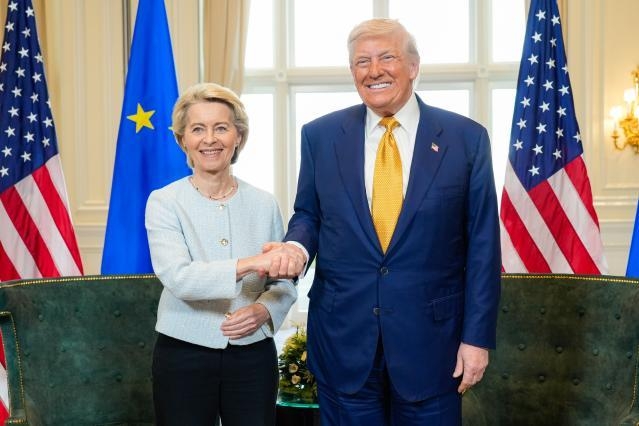 Lettera43's tweet card. Gli Stati Uniti e l'Unione europea hanno trovato un accordo sui dazi: la nuova tariffa sarà del 15 per cento a partire dal 1° agosto.