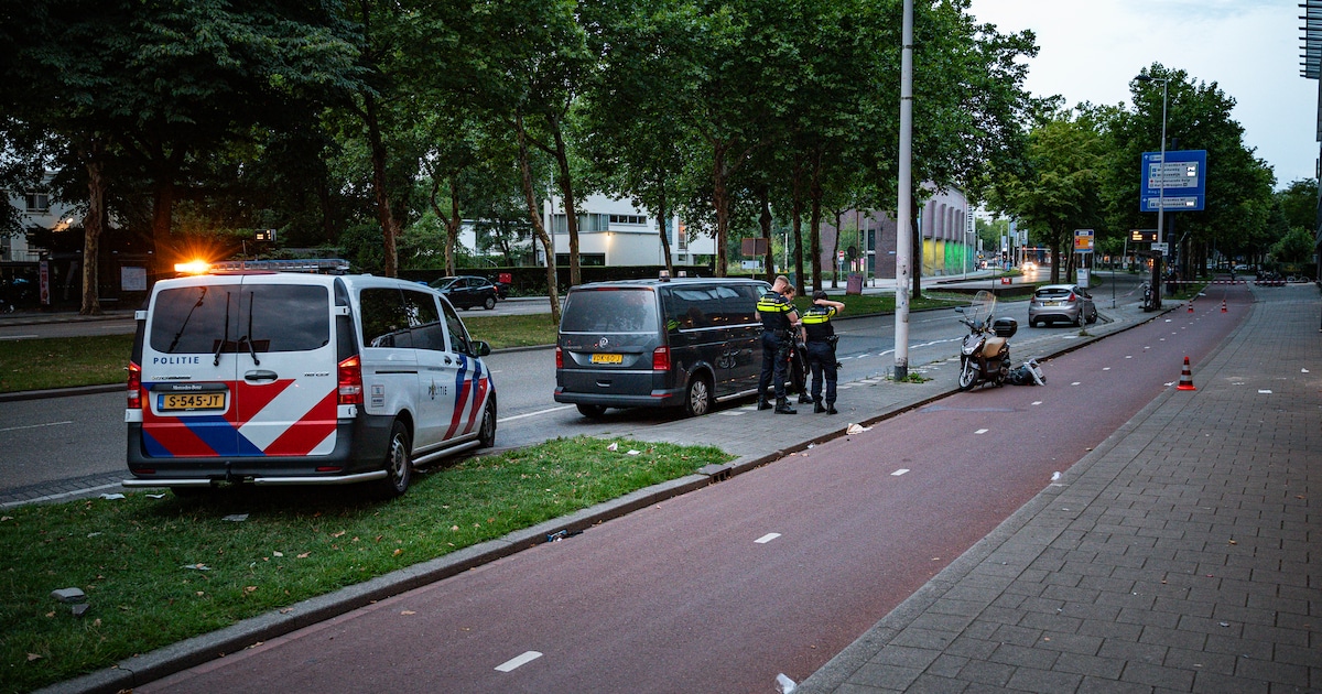 RealShowstopper's tweet card. In het centrum van Rotterdam zijn maandagochtend twee agenten in hun been gestoken. Ze wilden een scooterrijder op de Rochussenstraat controleren, die plotseling een mes tevoorschijn trok.