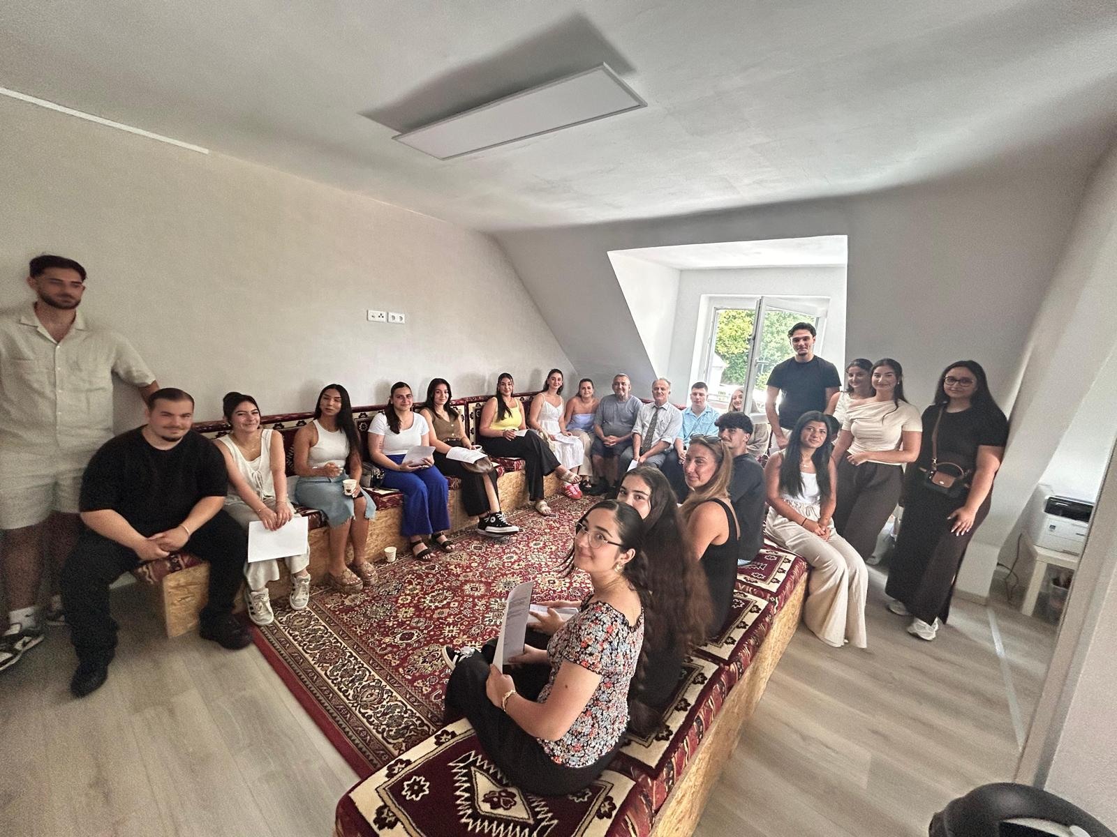 AgiAlevi's tweet card. ⌈Gürbüz Simsek⌉ Bir yıldır Gladbeck Alevi Kültür Merkezi’nde, Felsefe öğretmeni kimliğimle Alevilik dersleri verme fırsatını büyük bir onur ve mutlulukla yaşadım. Bu süreçte başta Dernek Başkanımız...