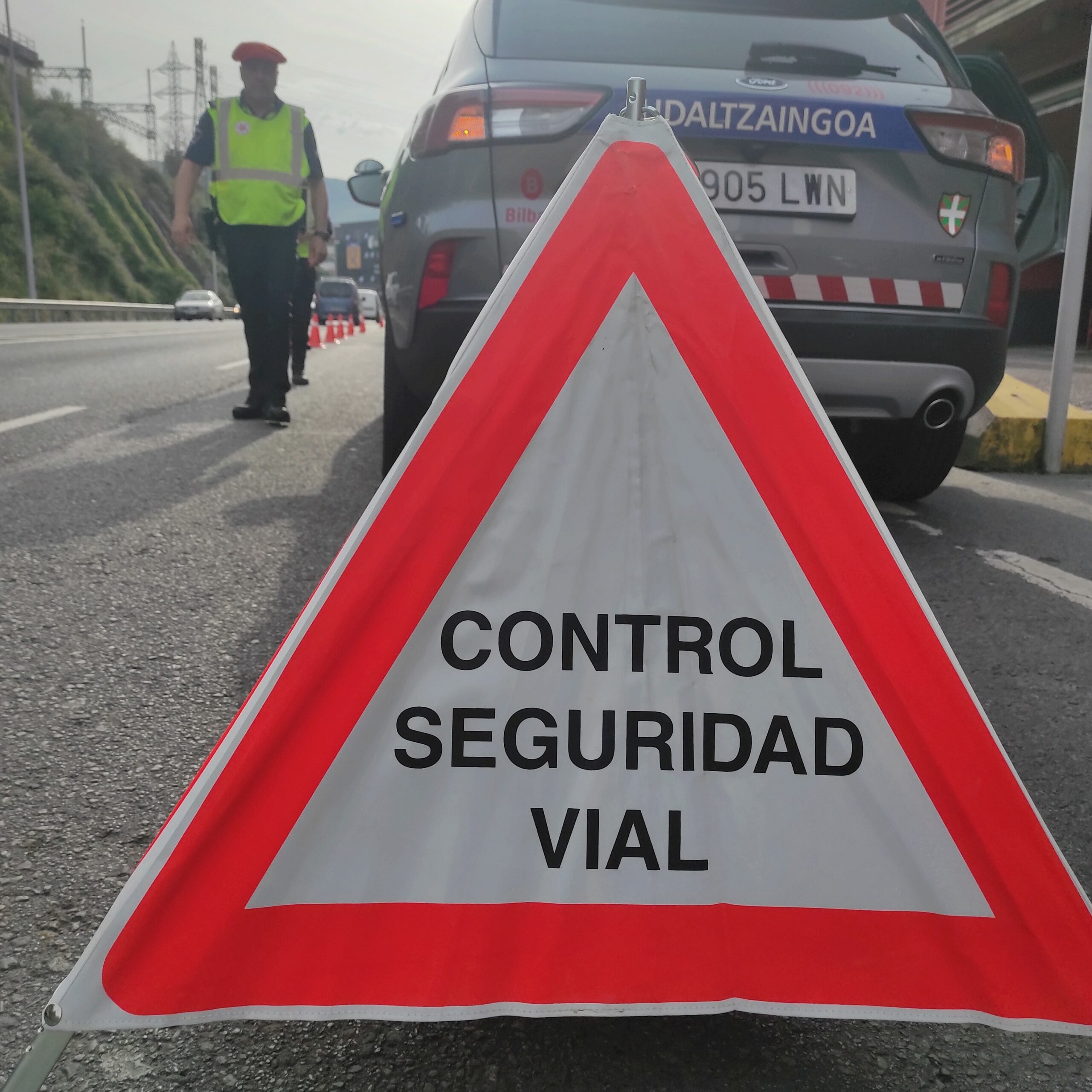 RadioNervion's tweet card. Los agentes se colocarán en puntos estratégicos durante mañana y tarde