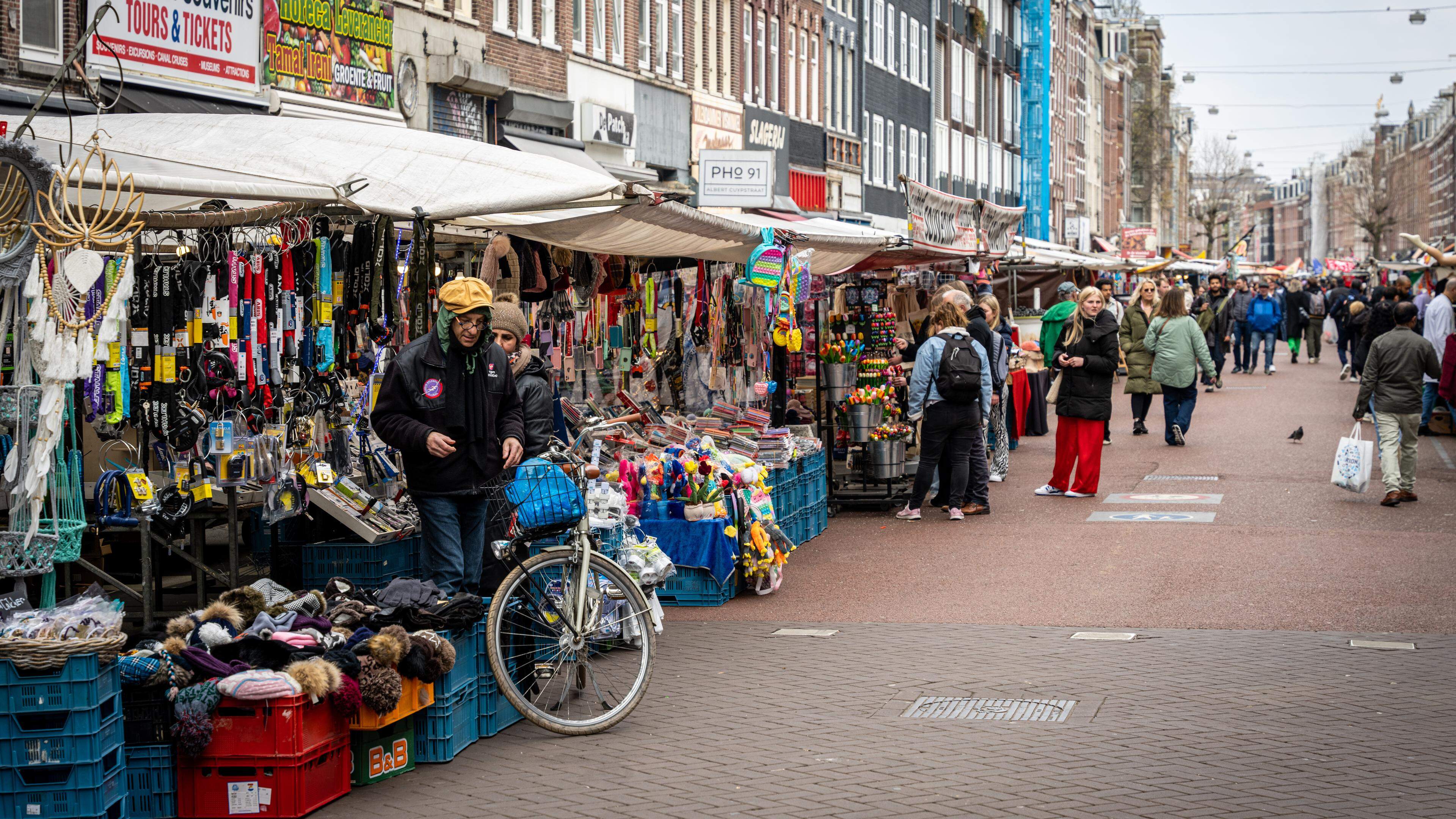 MyronvonG's tweet card. De opsporingsdienst van de Nederlandse Arbeidsinspectie doet maandagochtend grootschalig onderzoek op de Albert Cuypmarkt in Amsterdam. Op de bekendste markt van het land zijn signalen van mensensm...