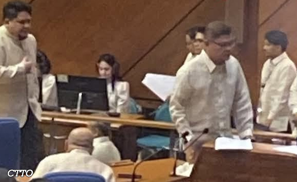 ExpressNewsPH's tweet card. Umalis sa sesyon si Davao City Rep. Paolo Duterte habang ginaganap ang botohan para sa Speakership sa Kamara ngayong Lunes, Hulyo 28, bilang protesta sa umano’y “political circus” sa Kongreso.