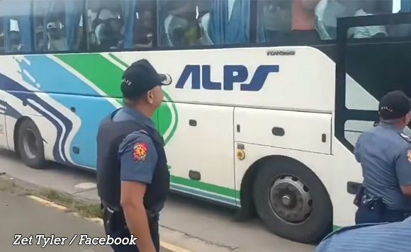 ExpressNewsPH's tweet card. Nagmistulang pelikula ang eksena sa Star Tollway sa Batangas nitong Lunes ng umaga (Hulyo 28) nang lima sa walong tumakas na preso mula sa Batangas Provincial Jail ang mang-hostage ng pasahero sa...