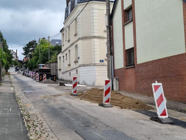 Rouen's tweet card. Des travaux de rénovation de la rue Crevier sont entrepris durant l'été jusqu'à la mi-septembre 2025. Empruntée par plus de 4 000 véhicules chaque jour, la rue Crevier est l’une des artères les plus...