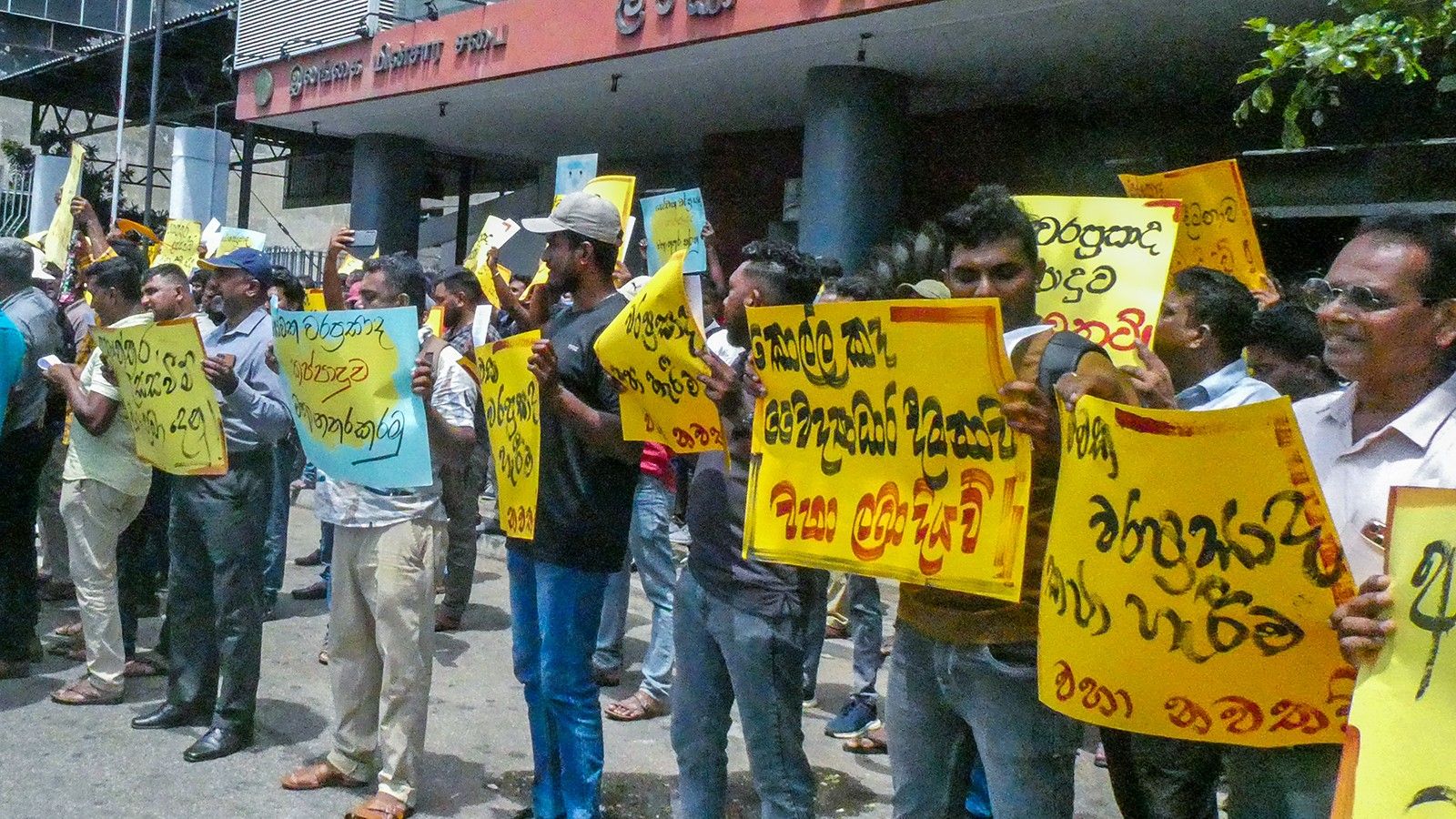 MondoABx's tweet card. CEB workers confront a political struggle against the Dissanayake government’s IMF-dictated restructuring and privatisation of state-owned enterprises.
