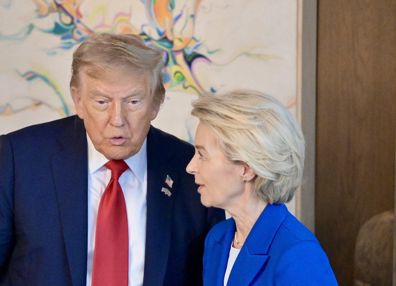 Lettera43's tweet card. L'accordo firmato da von der Leyen sui dazi certifica la resa strategica dell’Ue di fronte alla pressione commerciale di Trump