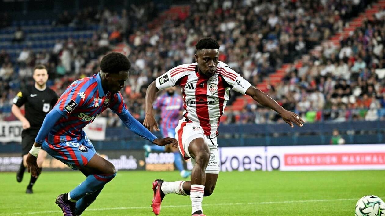 Piazzooo's tweet card. Le FC Lorient va enregistrer la venue du très prometteur latéral gauche Arsène Kouassi. Formé à l’AC Ajaccio, et auteur d’une belle saison l’an passé en Corse, l’international burkinabé de 20 ans,...