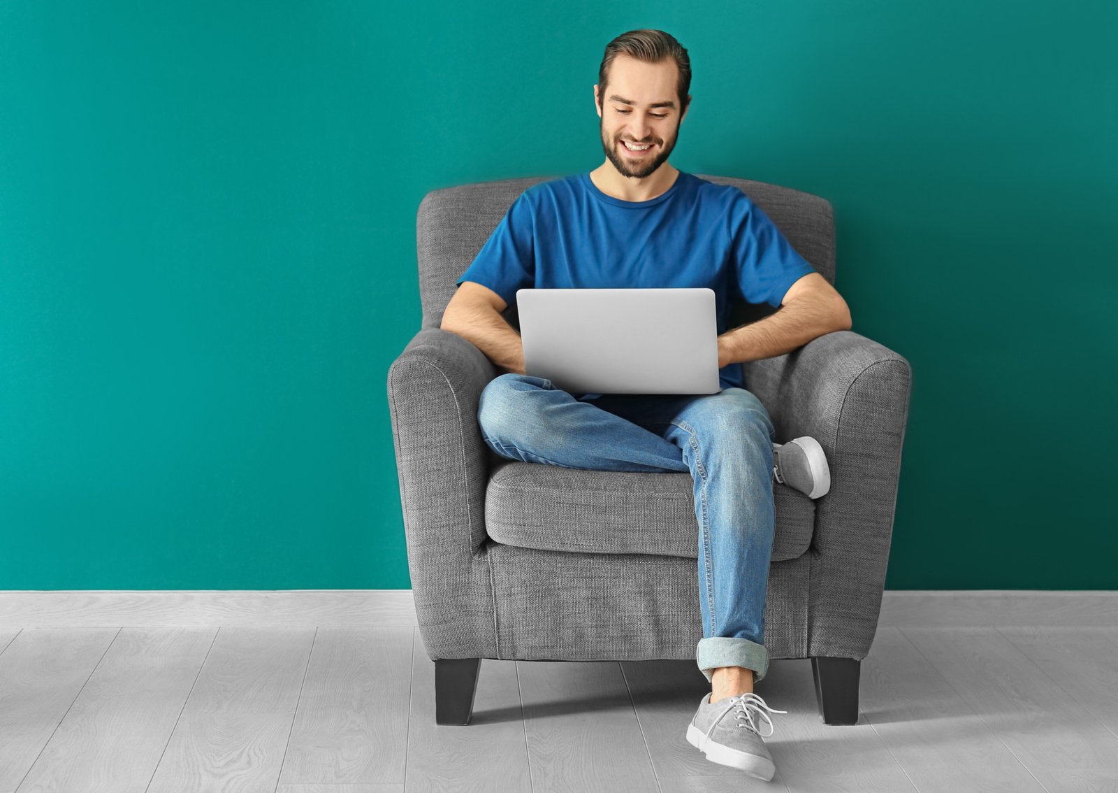 remoteworkrebel's tweet card. Do you often run out of cash each month? Check out these work from home jobs that pay daily, or every few days so you always have money.