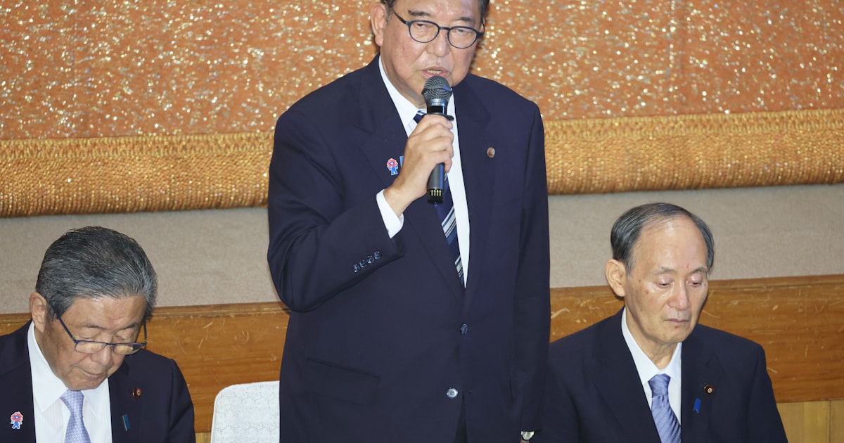 ZARASOKU's tweet card. 自民党は28日、大敗した参院選の結果への意見を聞くため、党本部で両院議員懇談会を開いた。党総裁の石破茂首相は「国家や国民に対して決して政治空白を生むことがないよう責任を果たす」と語り、続投する方針を改めて表明した。首相は米国との関税交渉の合意に触れ「実行に万全を期したい」と述べた。コメなどの農業政策、社会保障と税の改革も首相職を続ける理由に挙げた。森山裕幹事長は参院選の結果を総括する委員会を