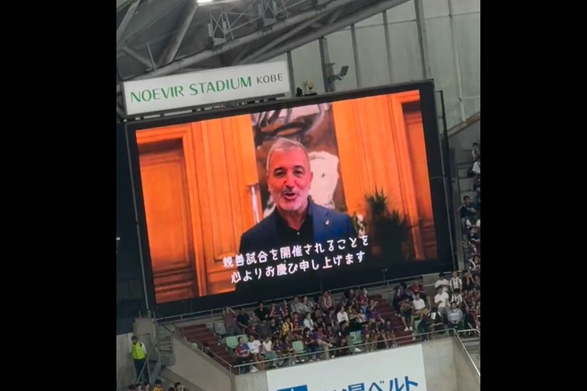 LaRepublicaCat's tweet card. Va optar pel castellà a l'hora de dirigir-se a l'afició japonesa del Vissel Kobe abans del partit contra el Barça; les xarxes li critiquen el "provincialisme" i