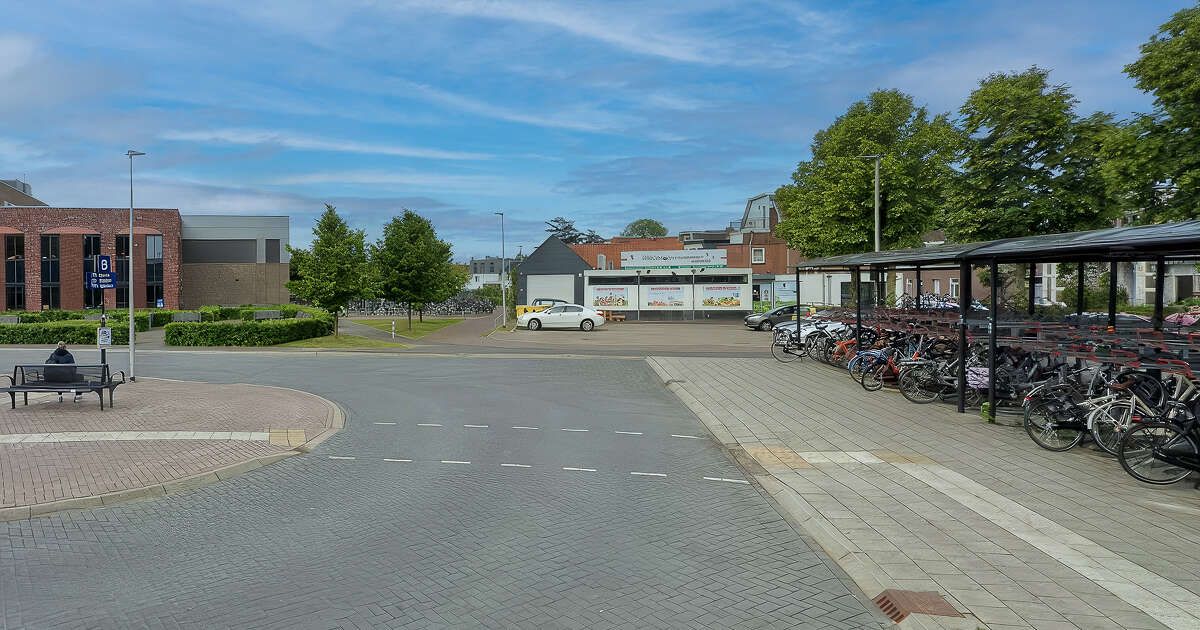 GerlantZ's tweet card. Keiharde vechtpartij tussen groepen Poolse mannen zet Zwartsluis op z’n kop. Een sok met steen, wapenstok en bloed spelen een hoofdrol. Drie mannen krijgen taakstraffen.