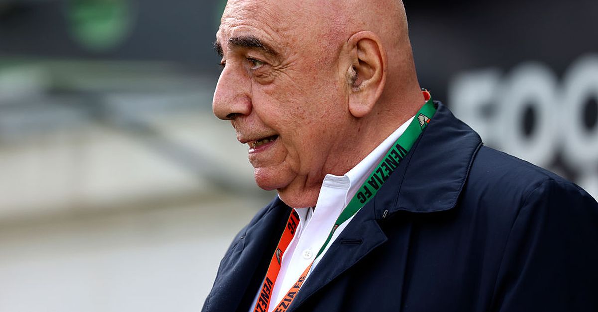 MChannel1899's tweet card. Qualche anno fa Galliani era il principio di ogni male. Oggi sarebbe il salvatore della patria. Come cambiano i giudizi in base agli umori...