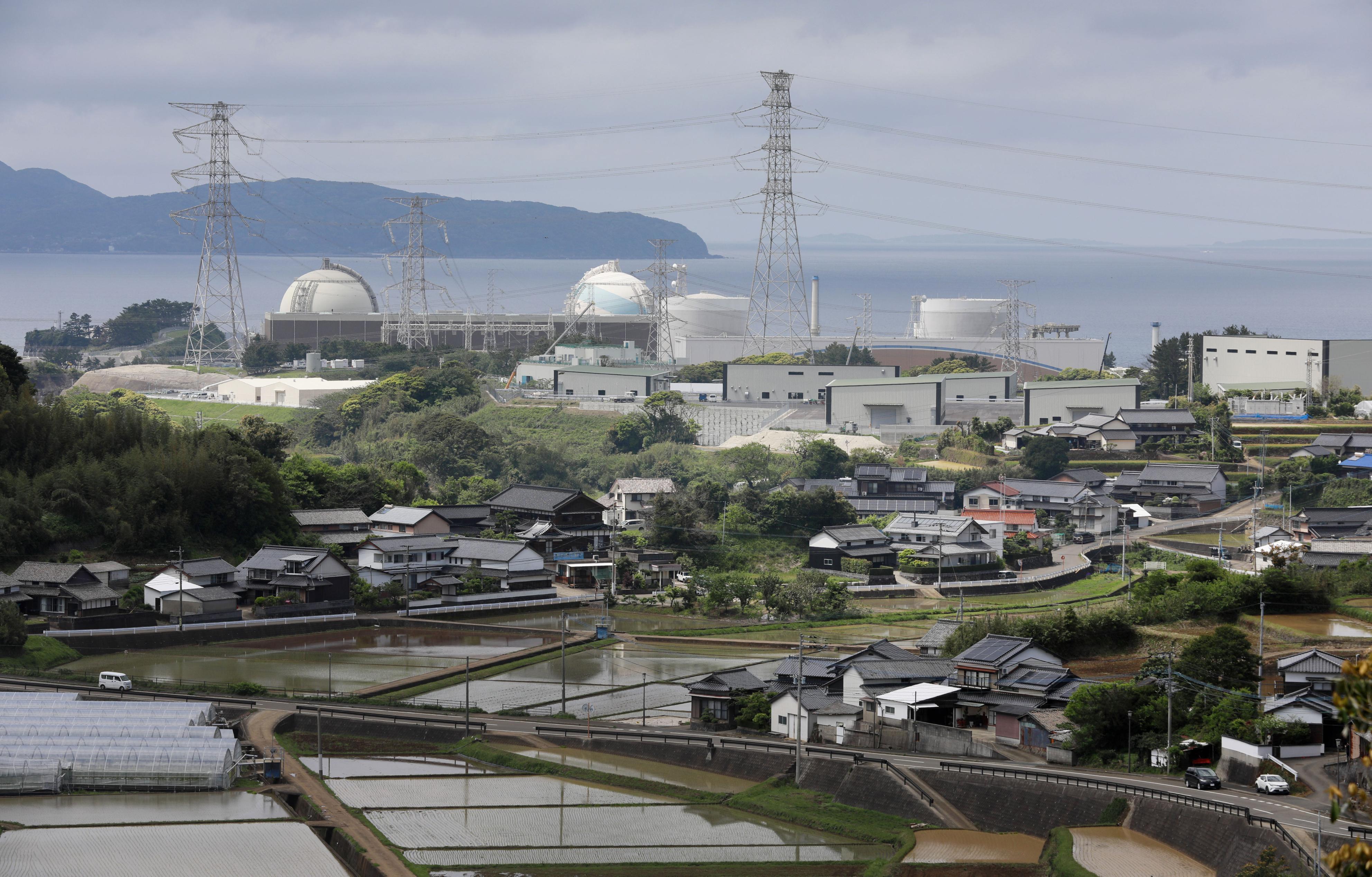 t2hairo's tweet card. 　九州電力玄海原発（佐賀県玄海町）の上空で26日夜、目撃されたドローンとみられる三つの光る物体が、少なくとも2時間ほど周辺を飛行した可能性があることが28日、分かった。ただ、九電が原発周辺で管理する防 ...