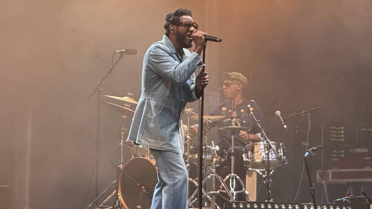 Pat_Carty's tweet card. The weather gods may not have been on his side, but Leon Bridges still delivered in Dublin 