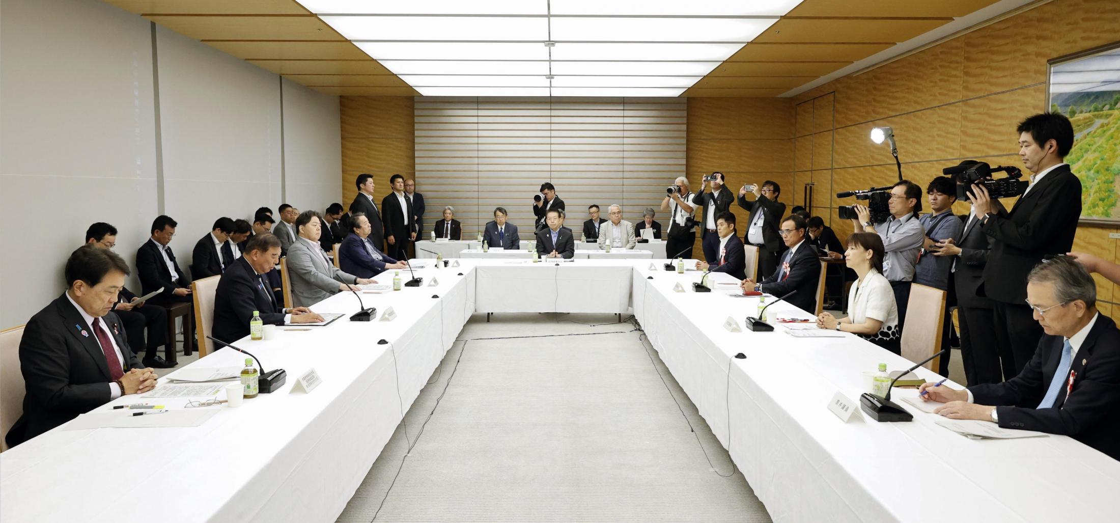 hidepon5516's tweet card. 　政府は28日、経済財政諮問会議を開き、2026年度予算の編成に向けた論点整理を進めた。賃金の安定的な上昇による成長型経済への移行を重視し、6月に閣議決定した経済財政運営の指針「骨太方針」の着実な実