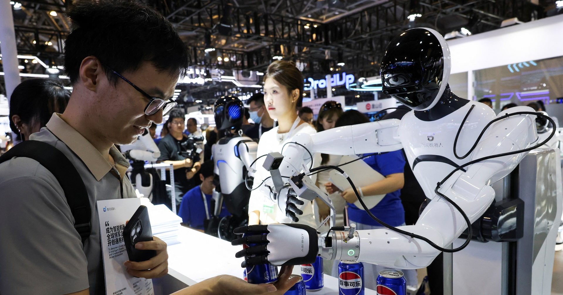 ReutersJapanBiz's tweet card. 中国の人工知能（ＡＩ）企業は、国内エコシステムの開発を目指し、新たな業界アライアンスを２つ発足させたと発表した。対外依存度を減らし、米国の半導体輸出規制に対抗する。