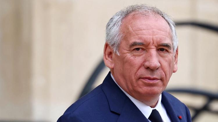 CNEWS's tweet card. François Bayrou a regretté ce lundi «un jour sombre» pour l'Europe qui «se résout à la soumission» en signant l'accord commercial annoncé dimanche entre l'Union