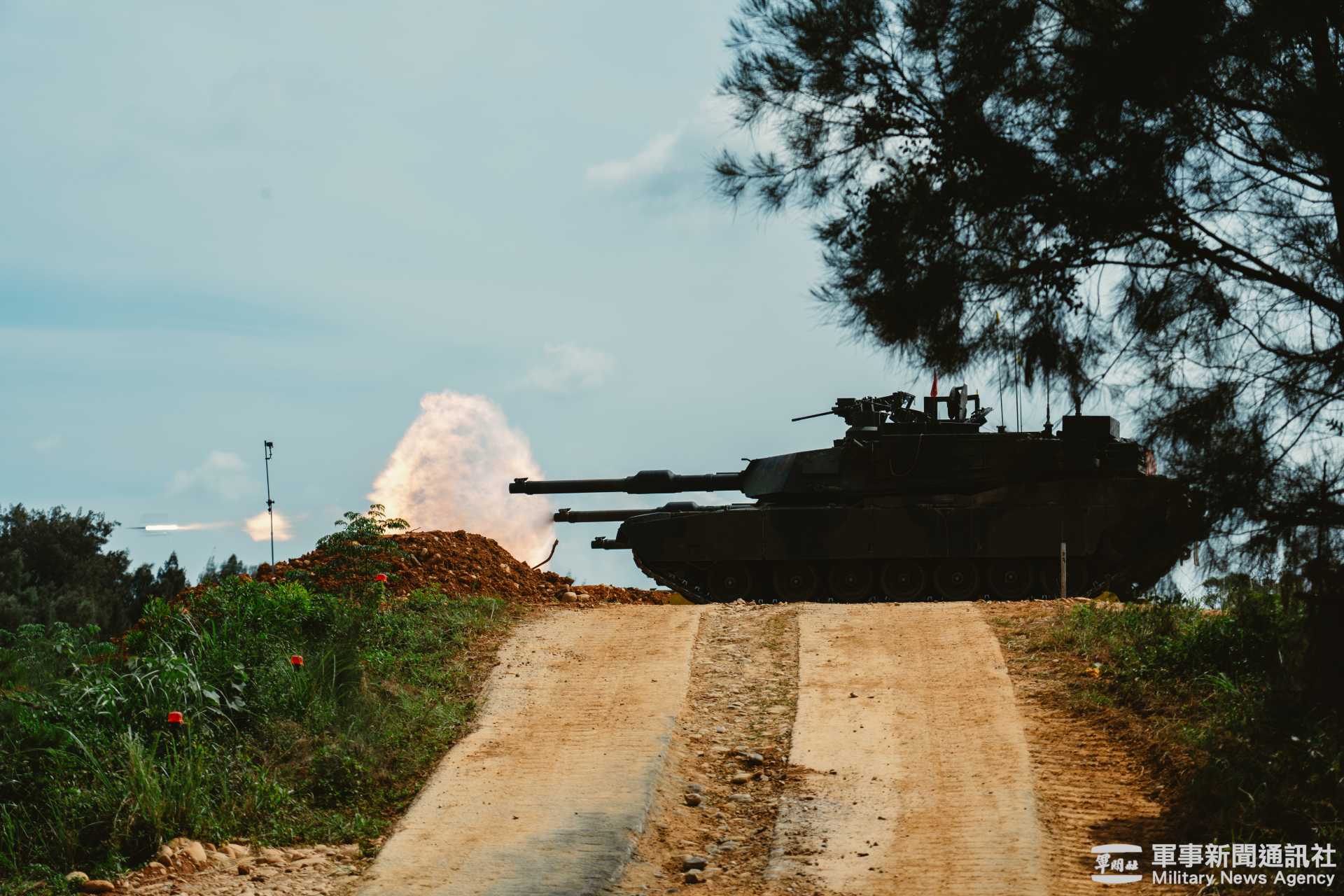 ArmyRecognition's tweet card. Taiwan strengthens defenses near capital and coastline with 42 new US-made M1A2T Abrams tanks