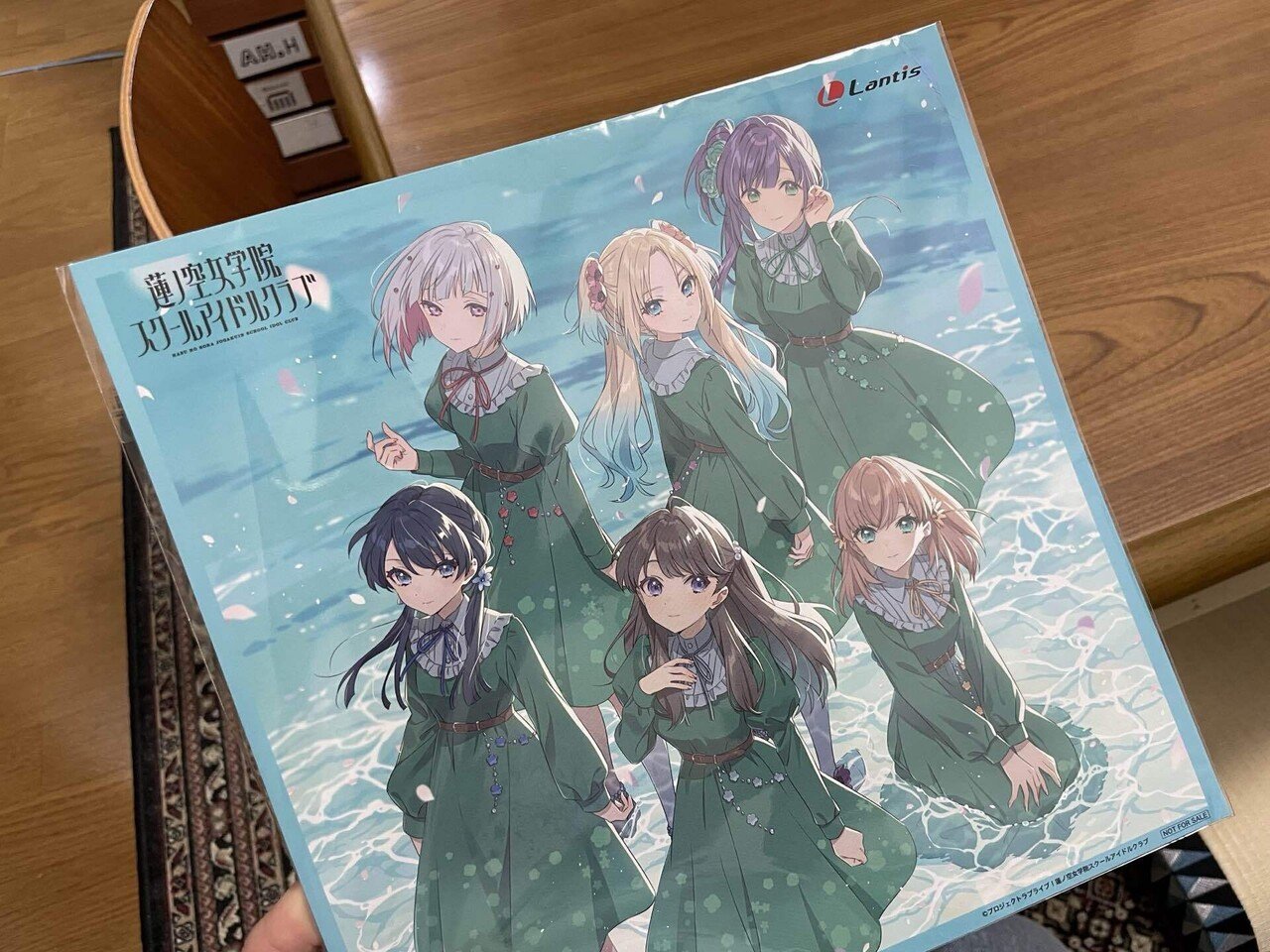 Nobu_V's tweet card. メガジャケって知ってます？ AmazonでCDを買うと特典で付いてくるやつなんですけど。 CDジャケットをそのままデカくしたっていうやつで好きなジャケットイラストがデカくなるだけで嬉しいというオマケです。 紙自体はペラペラなので配達員がハズレだったりするとポストに無理矢理突っ込まれて曲がって届いたりする事もある。 このメガジャケ、変なサイズで飾るのが難しかったりします。 今だとAmazonで...