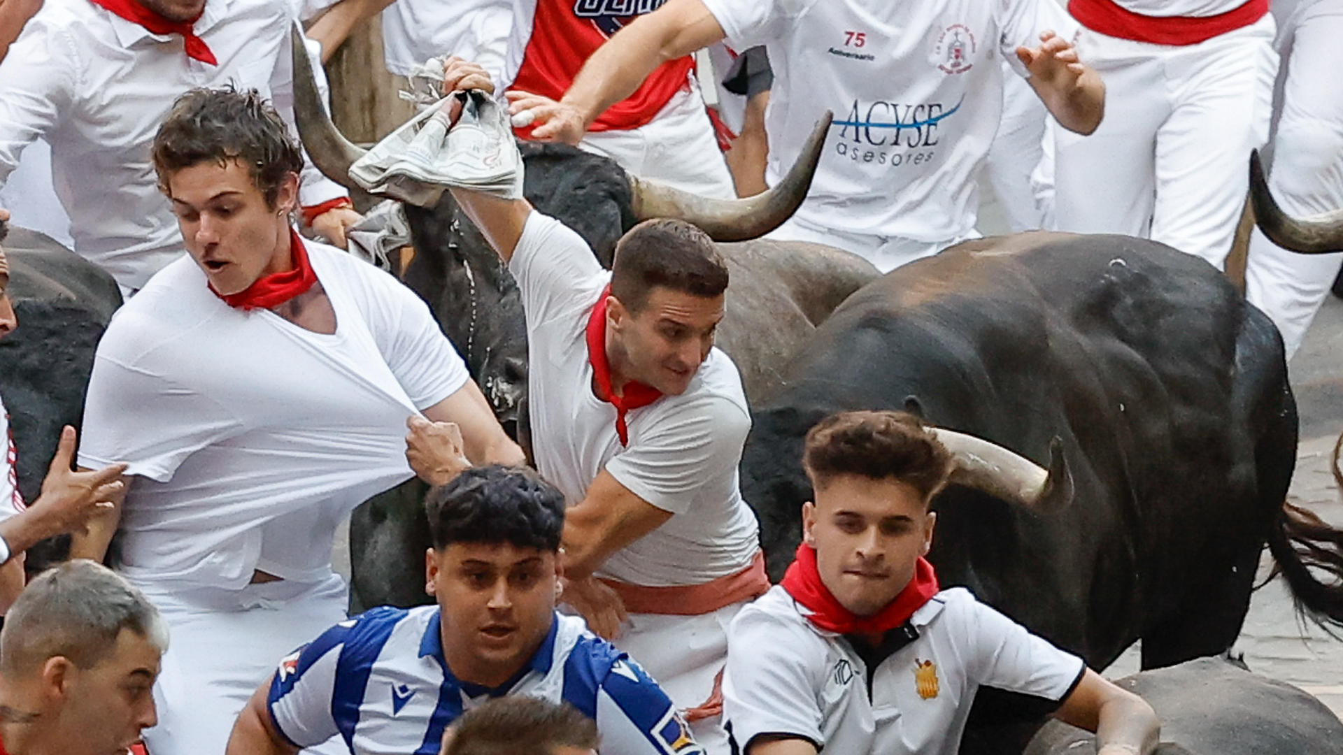 copenavarra's tweet card. Con menos gente en el recorrido que en días anteriores al ser lunes, los corredores han podido lucirse ante los impresionantes toros de Miura