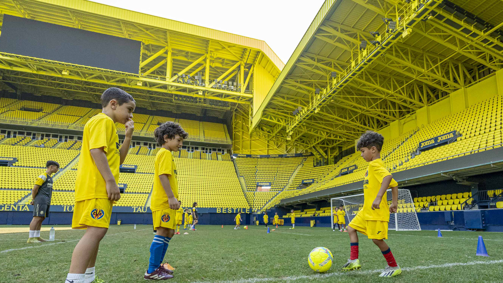 CanteraGrogueta's tweet card. El club amarillo forma a más de 800 jóvenes con siete campus durante el mes de julio