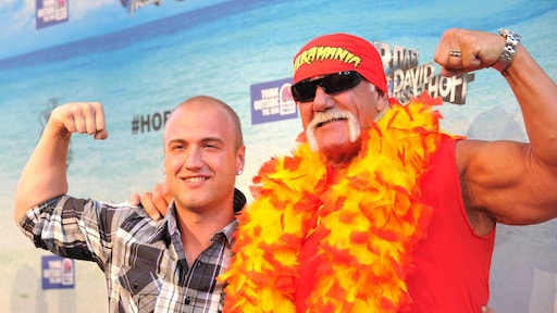 RTLBoulevard's tweet card. Nick Hogan (35) is dankbaar voor alle reacties die hij kreeg na het overlijden van zijn vader Hulk Hogan. De showworstelaar overleed donderdag op 71-jarige leeftijd na een hartstilstand. Op Instagram...