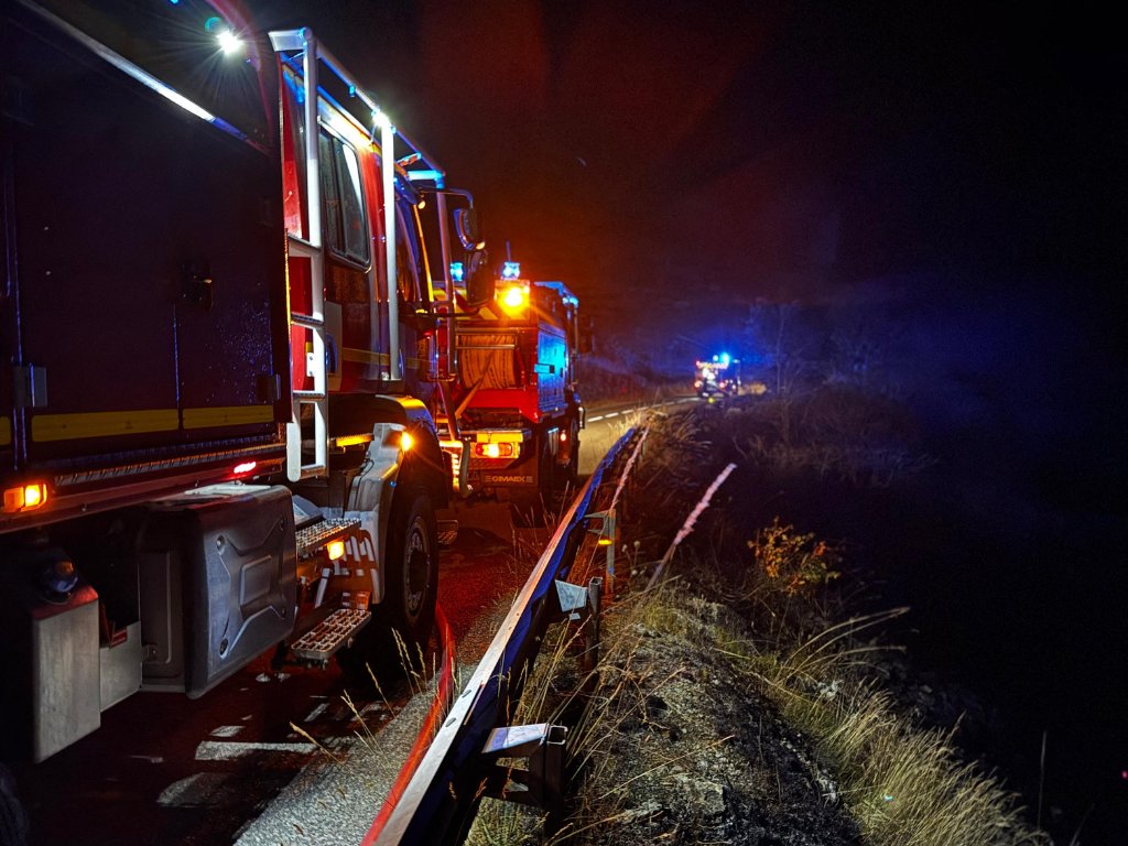 actufr's tweet card. Un feu de broussaille s'est déclaré sur la commune de Gourdon (Alpes-Maritimes), dans la nuit du dimanche 27 au lundi 28 juillet 2025. Les flammes ont parcouru 8 000 m².