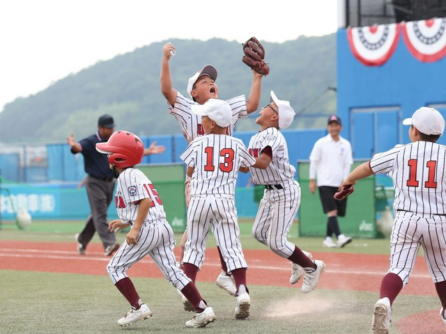 MLBJapan's tweet card. 　セイホクパーク石巻（石巻市⺠球場）と鷹来の森 運動公園を会場に行われた決勝大会。全国12連盟の代表各1リーグに加え、東北連盟2リーグ、関東4連盟から2リーグの計16リーグが出場した。　25