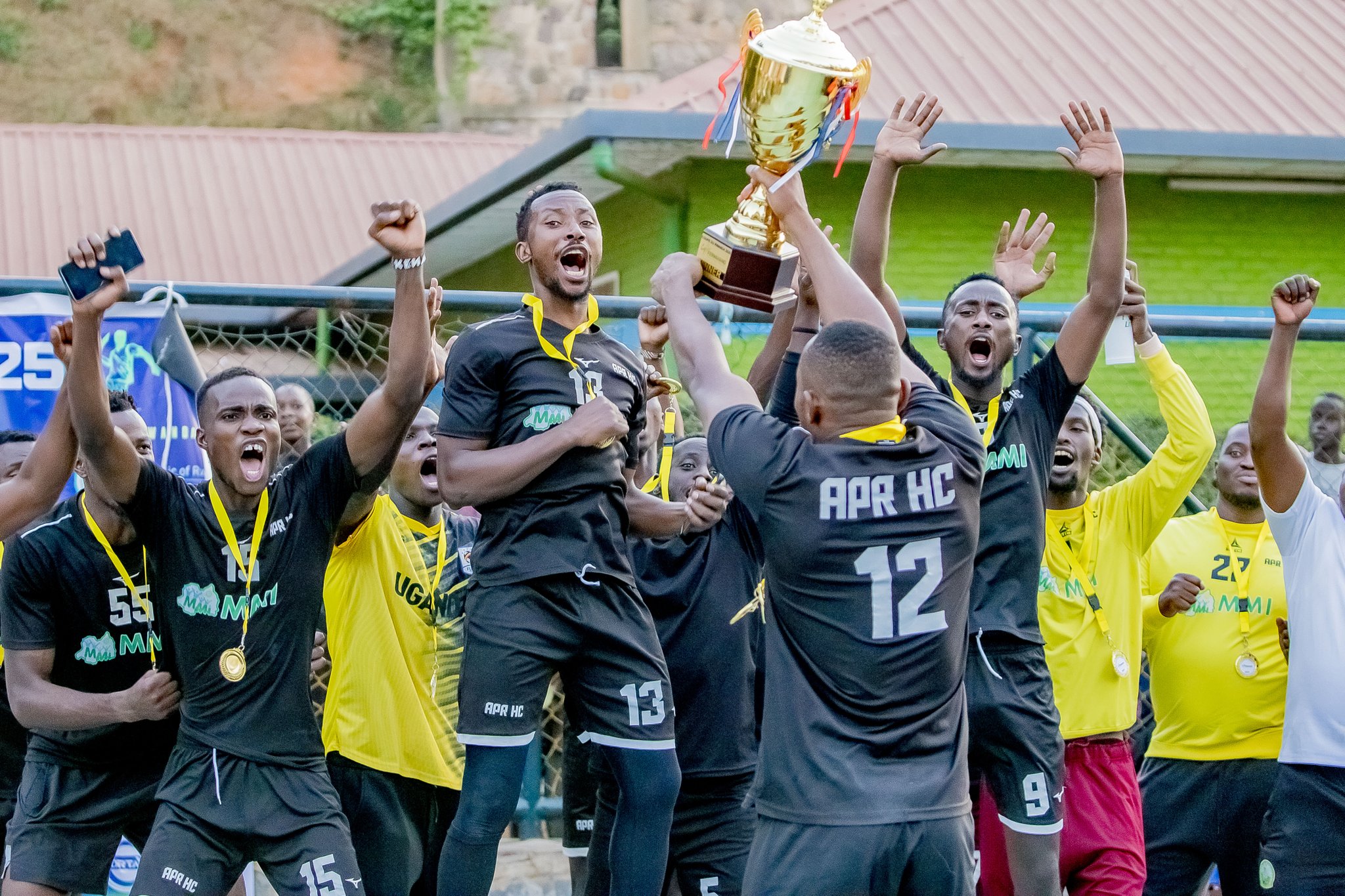 kigalitoday's tweet card. Ikipe ya APR HC yegukanye igikombe cy’Igihugu 2025 muri Handball itsinze Police HC ibitego 28-25 ku mukino wa nyuma.