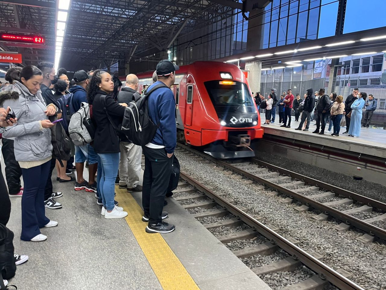 DiariodaCPTM's tweet card. A circulação dos trens na Linha 7-Rubi da CPTM tem mudanças na manhã desta segunda-feira (27), devido a falh