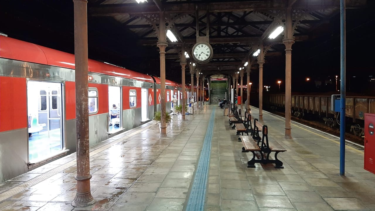 DiariodaCPTM's tweet card. Um homem de 59 anos morreu na noite do último sábado (26), dentro de um trem da CPTM na Linha 7-Rubi, na estação de Jundiaí.