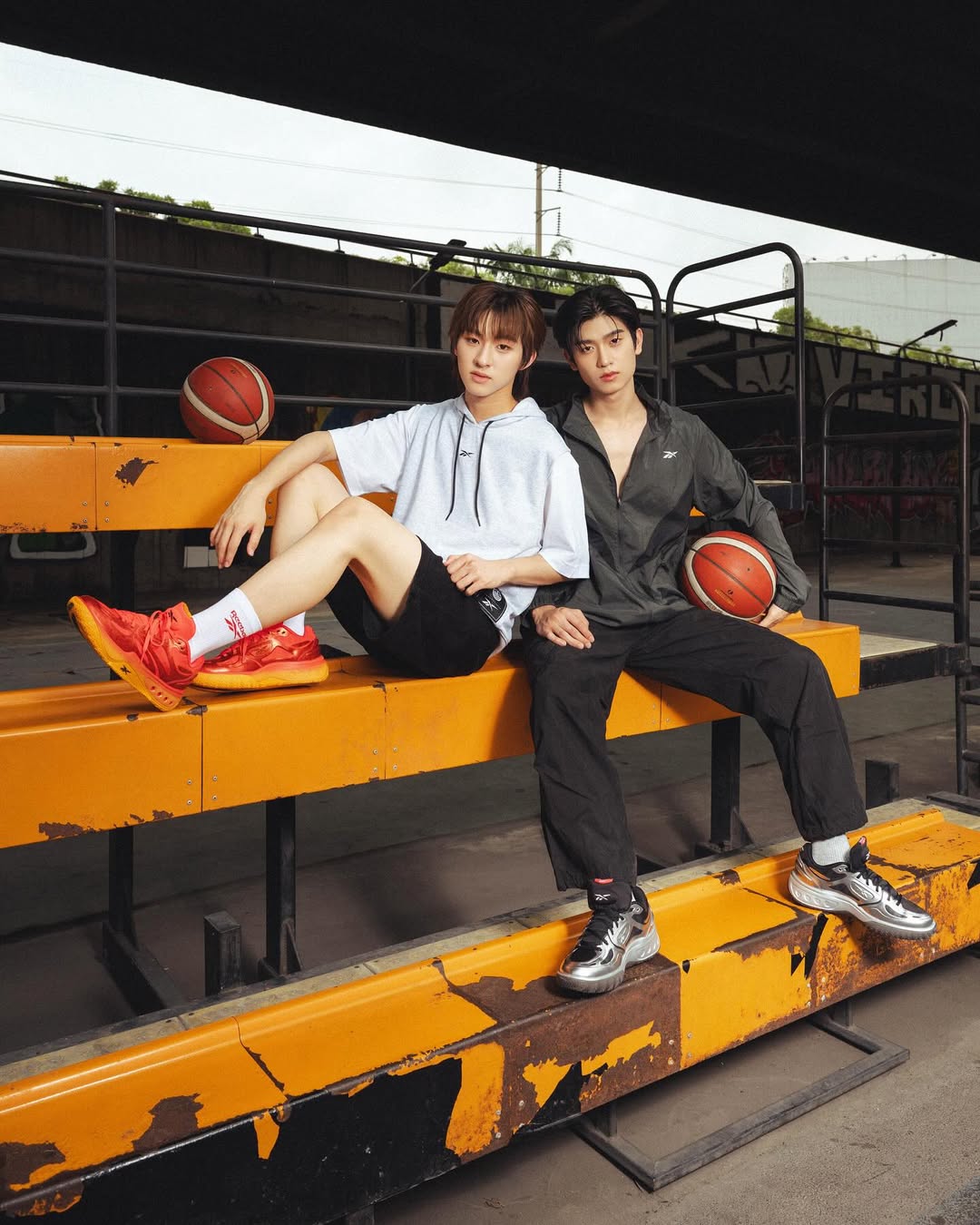 ThaiNow_jp's tweet card. タイの大人気俳優トーマス（Thomas）とゴン（Kong）が、話題の新作スニーカー「Reebok Engine A」を着用し、ストリートバスケットボールコートで魅力的なビジュアルを披露しました。 「自分のムーブを極めろ」ー トーマスが魅せる